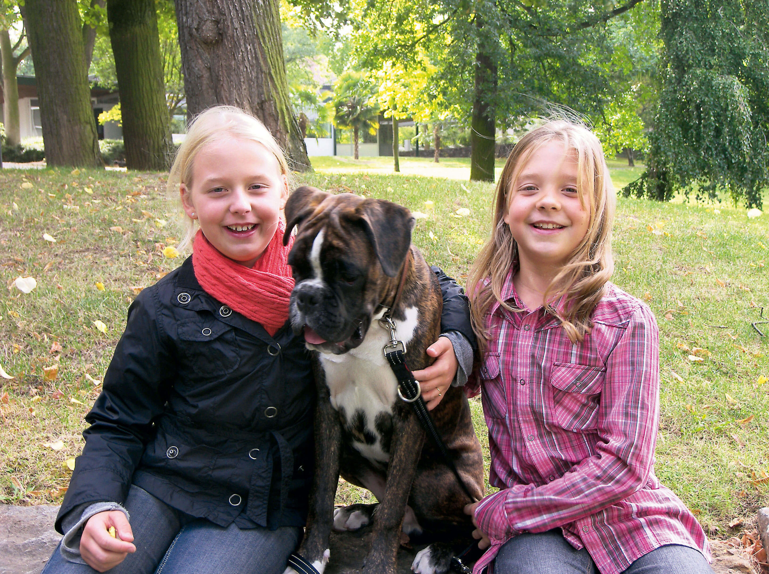 Anna und Julia Barth mit Hotelhund Don