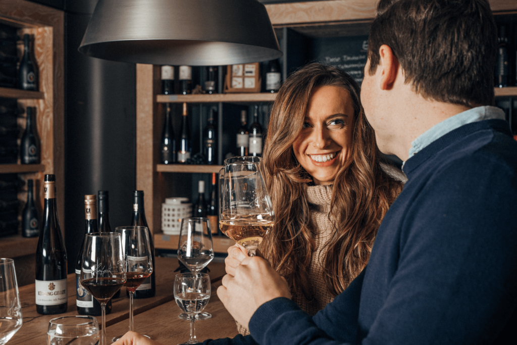 Paar genießt ausgewählte Weine in der Weinbergshuette in Mainz