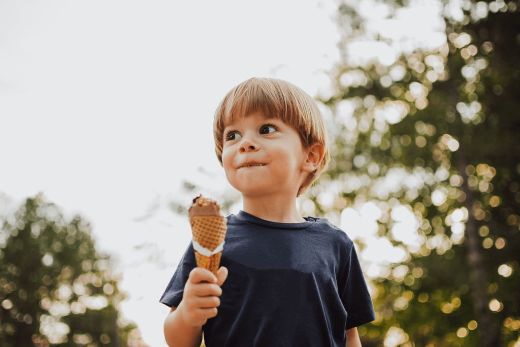 Junge mit Eis im Favorite Hotel in Mainz