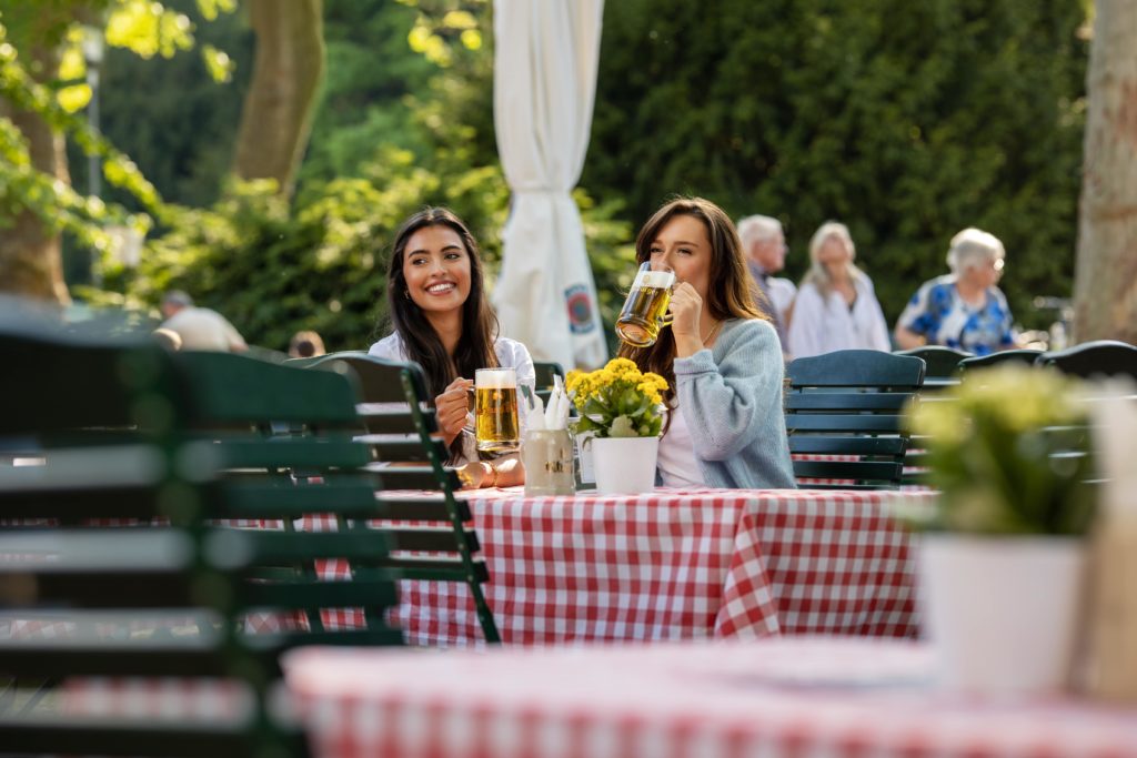 Zwei Frauen in einem Biergarten in Mainz