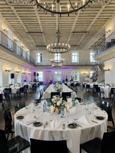 Dekorierte und bestuhlte Eventlocation in Geisenheim