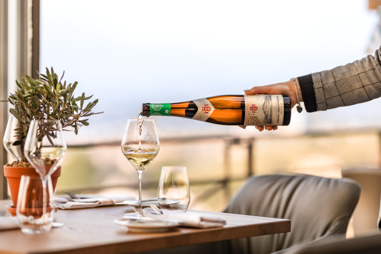 Weißwein wird eingeschenkt