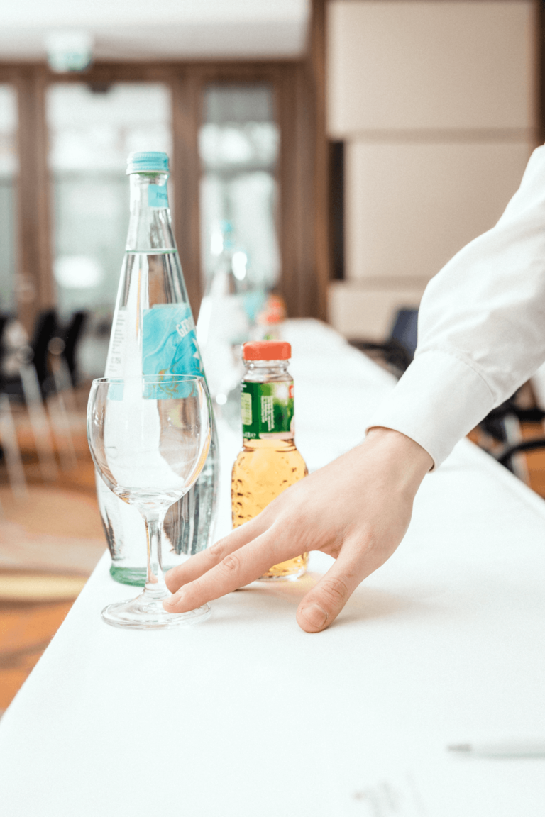 Getränke auf einem Tisch einer Konferenz