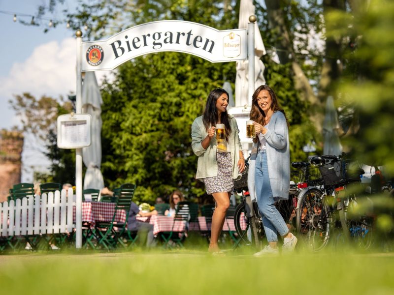 Zwei Frauen vor einem Biergarten in Mainz