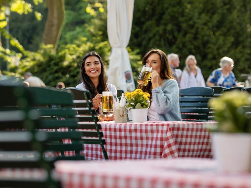 Zwei Frauen im Biergarten des Favorite Parkhotel in Mainz