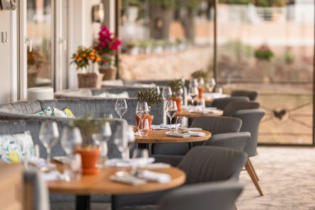 Gedeckte Tische im WIntergarten des Restaurants