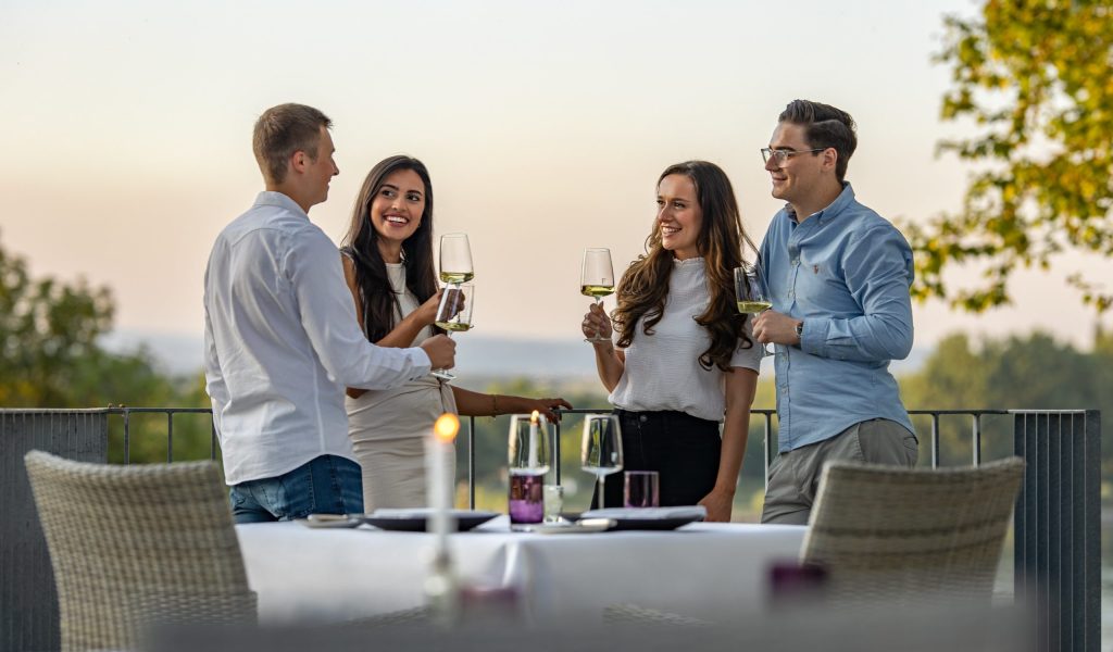 Erwachsene auf der Terrasse des Hofgutes Laubenheimer Höhe